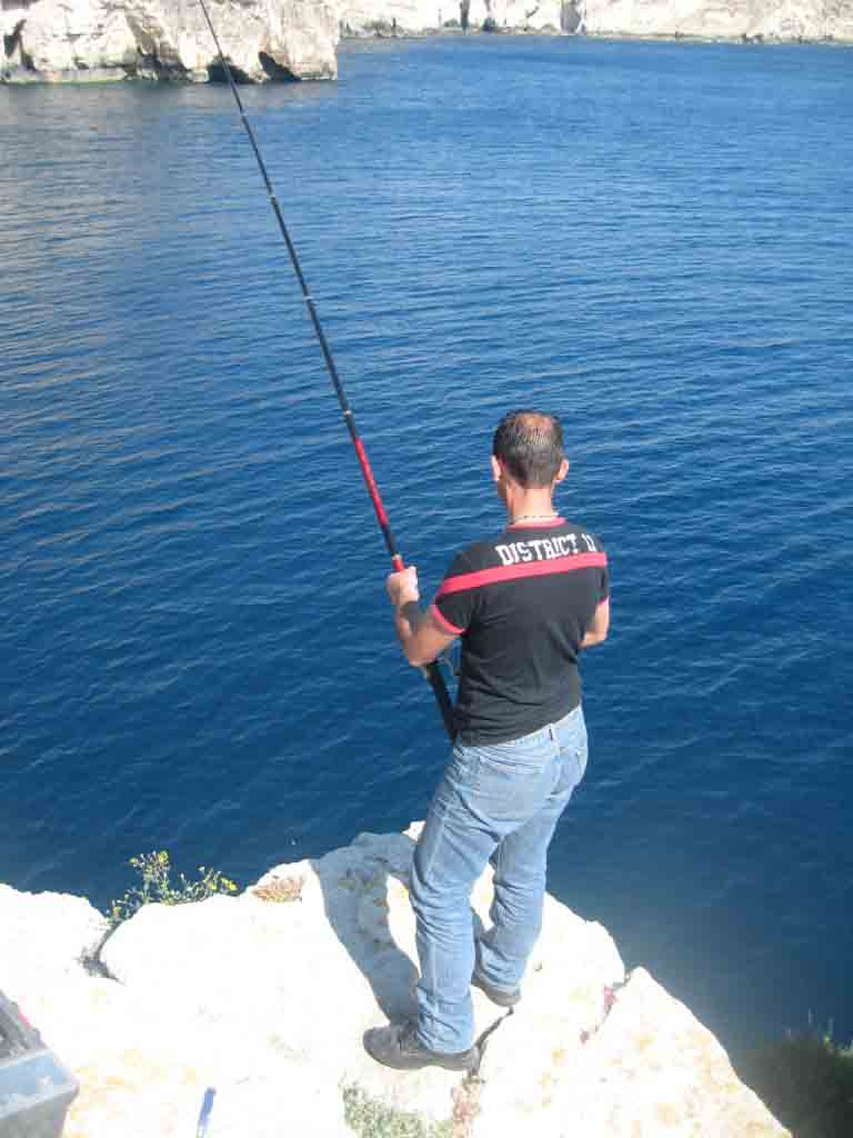 Ψάρεμα απο ύψος 20 μέτρα ... ο θεός να τον βοηθήσει